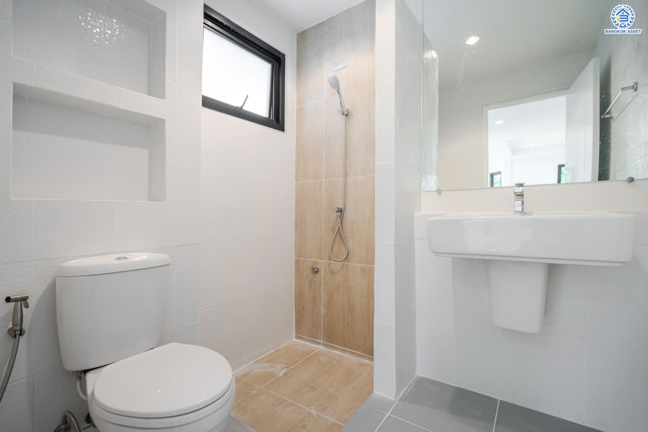 บ้านมือสองตกแต่งใหม่ แบรนด์ LH ม.ชัยพฤกษ์ วัดลาดปลาดุก หลังมุม ตอบโจทย์ทุกการอยู่อาศัย เนื้อที่ 69.2 ตร.ว. ฟังก์ชัน 3 ห้องนอน 2 ห้องน้ำ 1 ที่จอดรถ บนทำเลดีที่สุด! ใกล้เซ็นทรัลเวสต์เกต ทางด่วน "กาญจนาภิเษก" และเพียง 10 นาที ถึงรถไฟฟ้า "สถานีคลองบางไผ่"